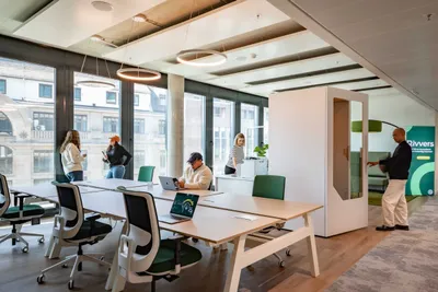 Coworking-Bereich und Telefonzelle im Rivvers Frankfurt City