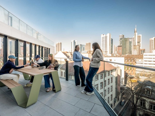 rivvers-coworking-space-frankfurt-hauptbahnhof-dachterrasse-mit-blick-ueber-frankfurt