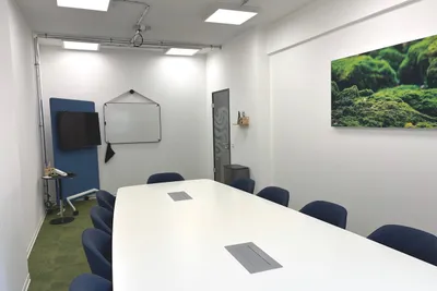 Meetingraum 6 Personen mit Bild auf Staffelei im Vordergrund