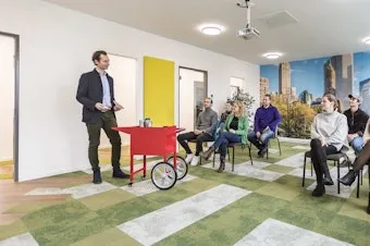 Seminarraum mit Personen im Coworking Space Rivvers Dortmund-Westfalenpark