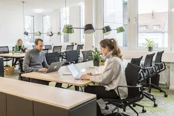 Coworking-Bereich mit arbeitenden Personen im Coworking Space Rivvers Dortmund-Westfalenpark