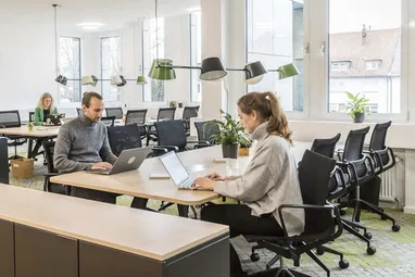 Coworking-Bereich mit arbeitenden Personen im Coworking Space Rivvers Dortmund-Westfalenpark